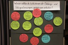 Berufsbildungs- und Integrationsbericht im Berufskolleg Schloß Neuhaus vorgestellt (© Foto: Kreis Paderborn Johanna Leifeld)